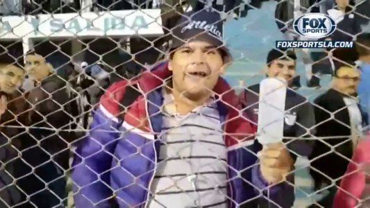 La mejor medicina: un hincha de Atlético Tucumán se escapó del hospital y fue a la cancha con el suero en la mano