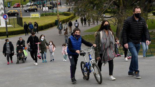 Santilli adelantó que regresarían los comercios no esenciales, los runners y que estudian aperturas semanales