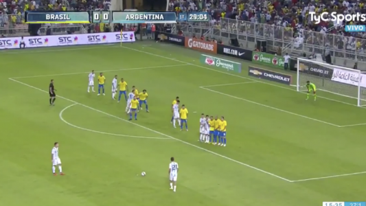 Dybala, de tiro libre, casi marca el primero de Argentina contra Brasil