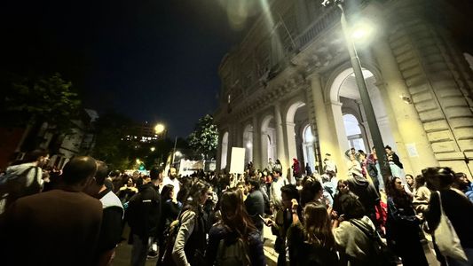 Los trabajadores del hospital Laura Bonaparte pasaron la noche en vigilia tras el anuncio del cierre