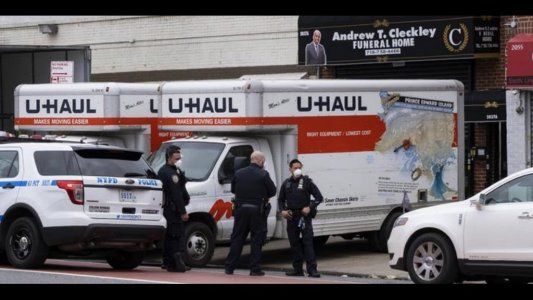 Encuentran en Nueva York decenas de muertos apilados en camiones