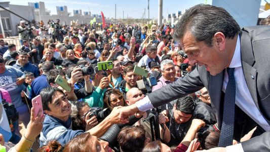 Massa busca detener el Big Bang Milei con una batería de medidas para atraer a los históricos votantes peronistas