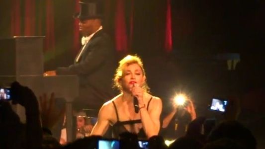 Madonna se emociona al cantar Like a Virgin