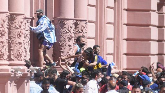 El pueblo despedía a Maradona y la familia velaba a Diego: crónica de un adiós imposible