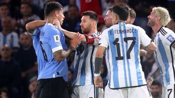 clasico caliente: empujones, messi enfurecido y gesto obsceno a de paul en el duelo entre la seleccion argentina y uruguay