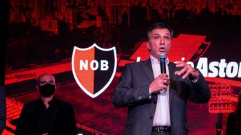 El presidente de Newells rompió el silencio por la bandera de Los Monos de la barra: No es...