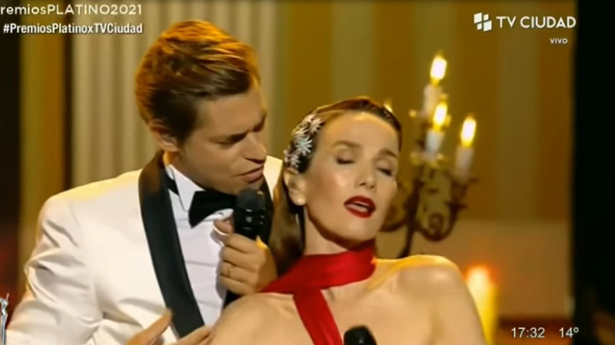 El beso de Natalia Oreiro y Carlos Baute en los Premios Platino