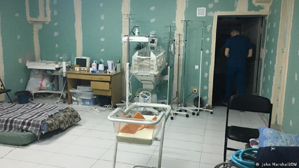 Ucrania y los nacimientos en guerra: las mujeres se acercan a esta sala de maternidad en las afueras de Kiev donde cuentan con un sótano antibombas. (Foto: John Marshall DW)