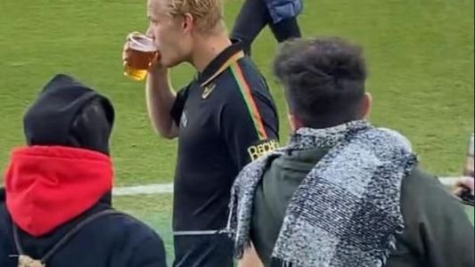 Fue la figura de su equipo y se tomó una cerveza en el banco al ser reemplazado