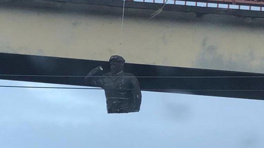 Incendian una estatua de Hugo Chávez y denuncian la muerte de un adolescente en una protesta en Caracas