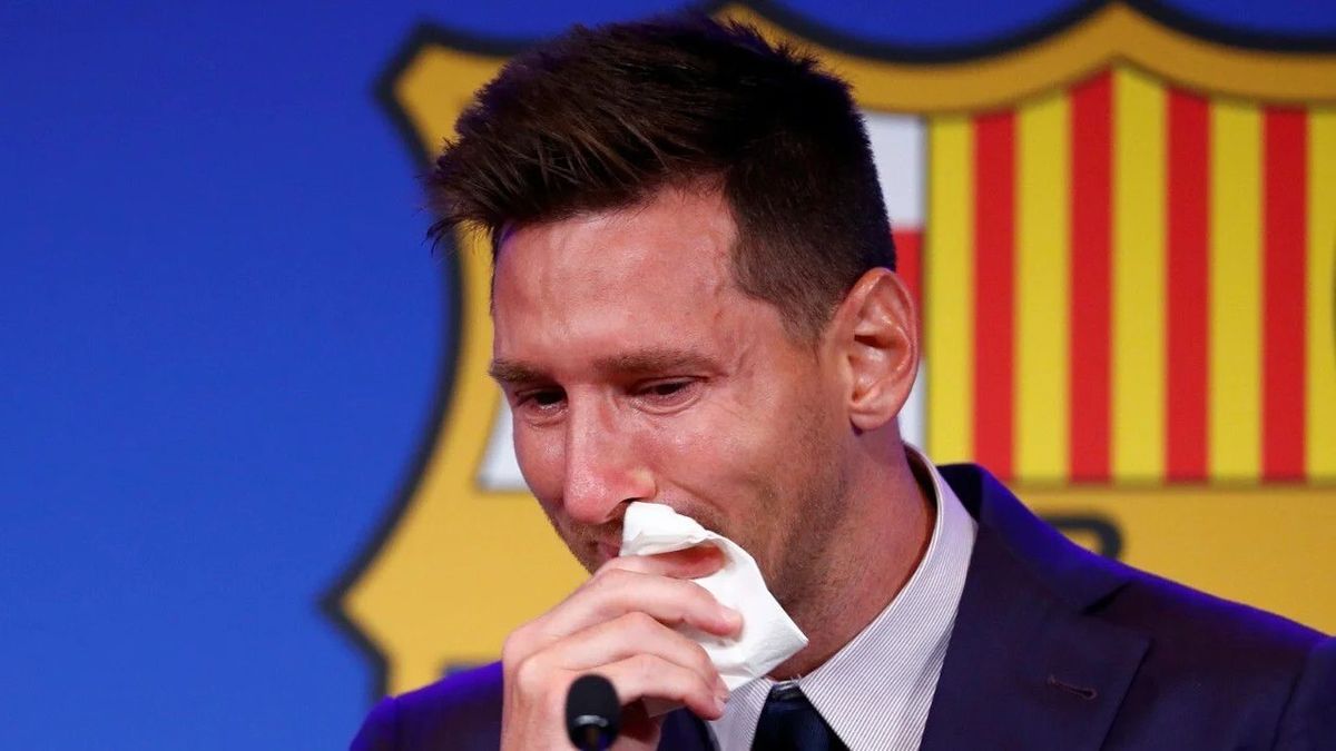 Messi reveló que lloró y se amargó junto con su esposa Antonella tras enterarse que no iba a continuar en Barcelona (Foto: AFP).