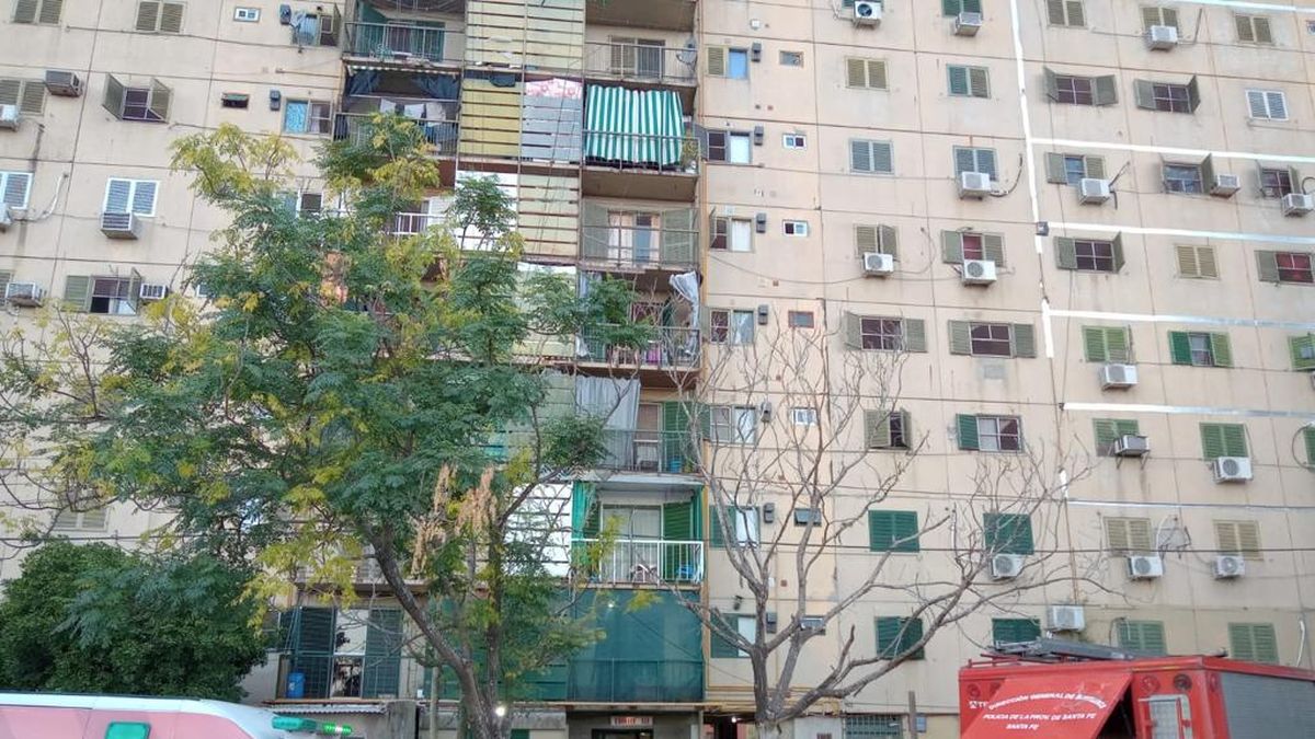 Incendio y explosión en dos departamentos de la torre 10 de barrio El Pozo