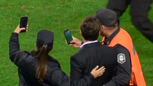 Policías le pidieron una selfie a Gallardo en medio del partido y al jefe del operativo no le gustó nada