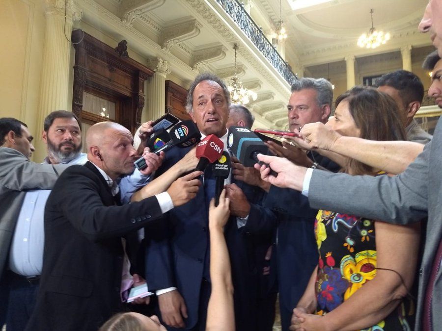Escándalo: el oficialismo logró quorum con Scioli (¿embajador?); la oposición impugnó la maniobra y dejó el recinto