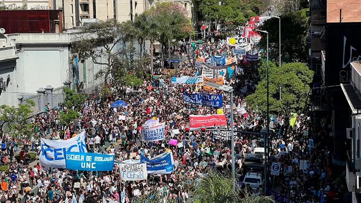 Marcha universitaria en contra del veto de Javier Milei en todo el país.