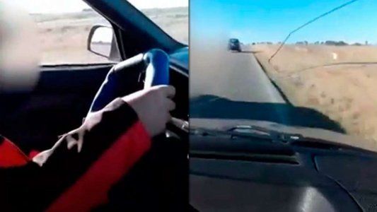 Hace manejar a su hijo de 10 años en la ruta y lo desafía a que acelere