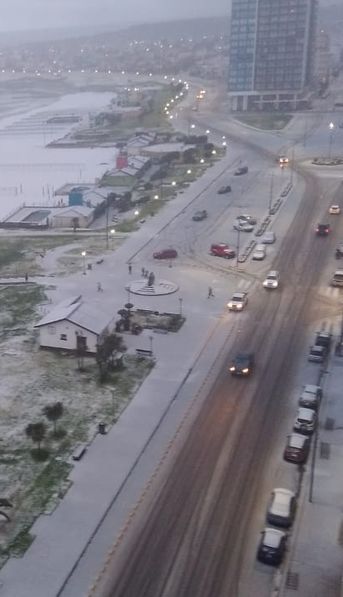 Miramar, teñida de blanco: las increíbles imágenes de la playa cubierta de nieve