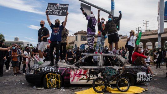 EE.UU.: se extienden las protestas por el asesinato de Floyd y varias ciudades imponen el toque de queda