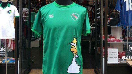 La curiosa camiseta del arquero de Ferro de La Pampa que es furor en Inglaterra