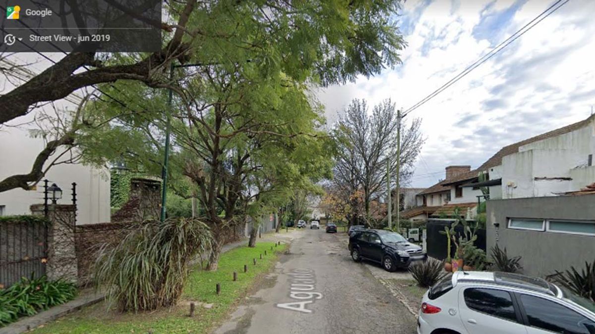 La víctima fue hallada inconsciente en el fondo de la pileta que la familia tiene en el jardín trasero. (Foto: Google Maps)