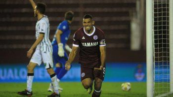 Lanus le sacó del buche un triunfo fundamental a San Martín de San Juan en el último minuto