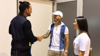 Darío Benedetto fue al show de Ricardo Arjona y le regaló su camiseta