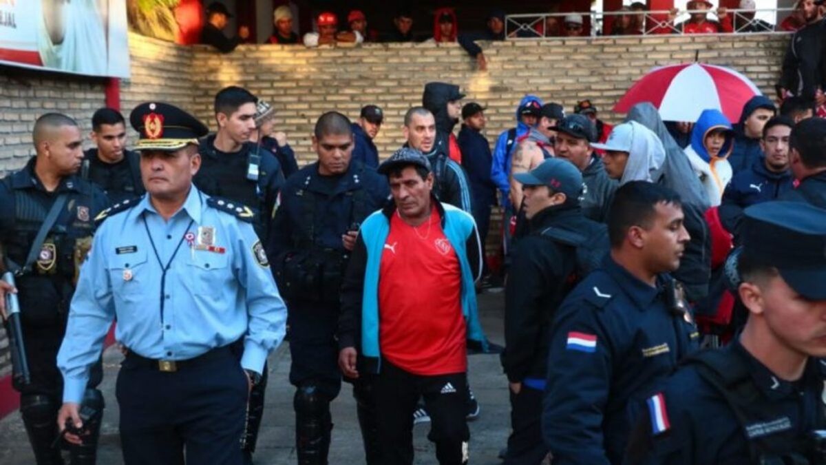 Expulsaron a 45 barras de Independiente de Paraguay por portación de drogas y armas (Foto: NPY Oficial).