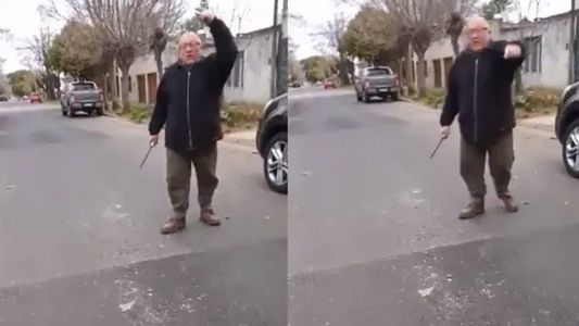 Video: dejó su bicicleta para reparación, fue a retirarla y el dueño del local lo amenazó con una cuchilla