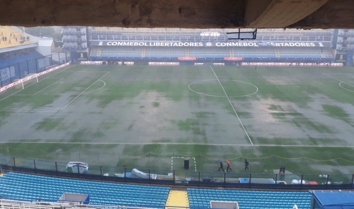 Un comité de la Conmebol recorre esta mañana la Bombonera para definir si se juega la Superfinal
