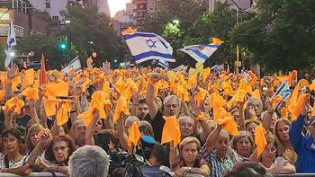 Multitudinario acto por el asesinato de la familia Bibas y para exigir a Hamas la liberación de rehenes