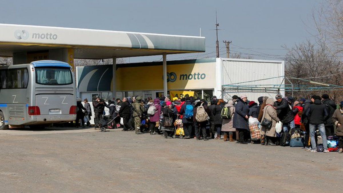 Uno de los micros, que corrieron a socorrer a las personas en Mariupol para ser evacuadas por un corredor humanitario (Foto: AP)