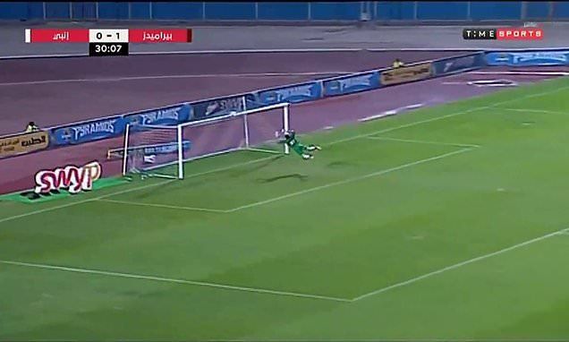 La doble atajada del año: en el fútbol egipcio, Superman se vistió de arquero y voló dos veces en seis segundos