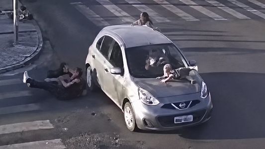 Impactante video: atropelló a una familia y escapó con un bebé sobre el capot del auto