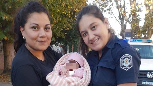 La emotiva historia de las dos policías que rescataron a una bebé abandonada en Quilmes
