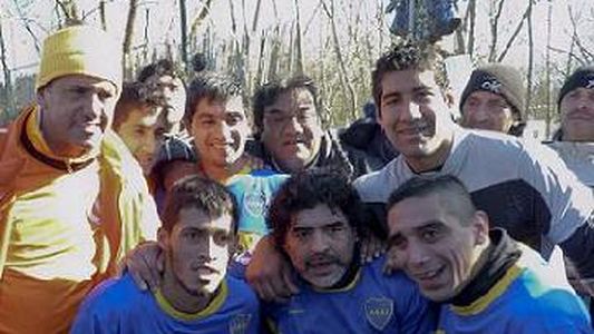 Antes de viajar a Dubai, Maradona jugó un partido con Daniel Scioli