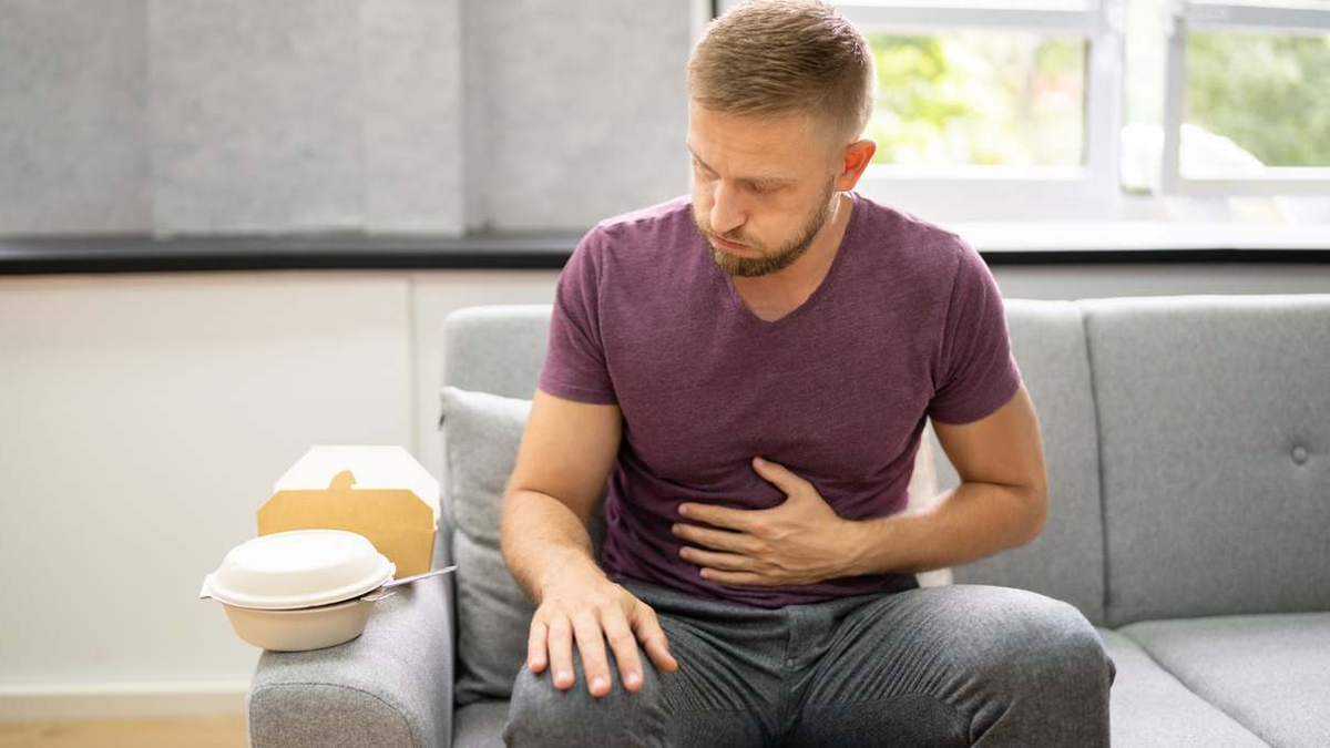 Cuidar el ritmo al comer y evitar irritantes protege la salud digestiva y la mucosa gástrica este martes. Foto: Astrología y salud.