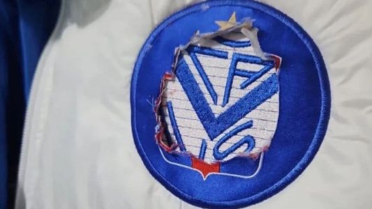 Insólito: vendieron camperones de Tigre ¡con el escudo de Vélez!
