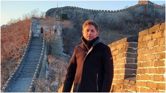 Kicillof recorrió la Gran Muralla China e hizo un insólito amigo especial