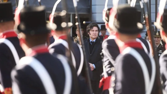 Milei viaja a Santa Fe para la entrega del sable corvo de San Martín a los Granaderos