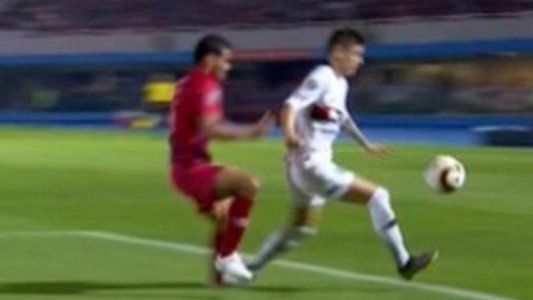 El VAR esta vez si hizo justicia y San Lorenzo tuvo el penal que Roldán no le había cobrado