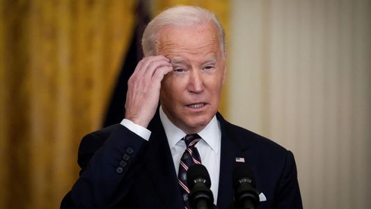 Qué se sabe sobre los papeles clasificados que comprometen a Joe Biden y tienen a EE.UU. en vilo