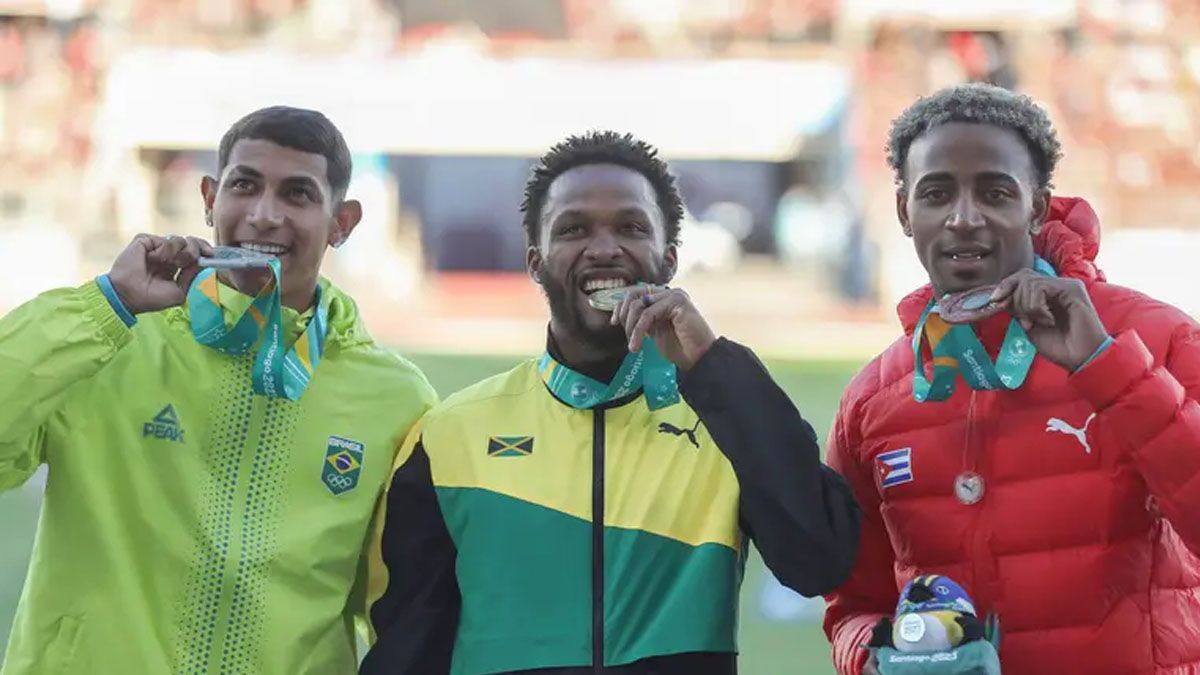 Yoao Illas, de Cuba, celebra la medalla de bronce en 400 metros con vallas. Luego dej&oacute; la delegaci&oacute;n cubana (Foto: gentileza La Tercera).