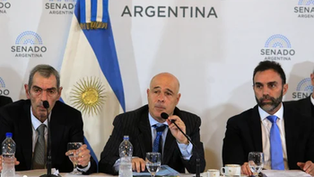 Los secretarios de Energía, Eduardo Rodríguez Chirillo y de Trabajo, Julio Cordero, expusieron ante la Reunión plenaria de comisiones del senado. (Foto NA) Los secretarios de Energía, Eduardo Rodríguez Chirillo y de Trabajo, Julio Cordero, expusieron ante la Reunión plenaria de comisiones del senado. (Foto NA)
