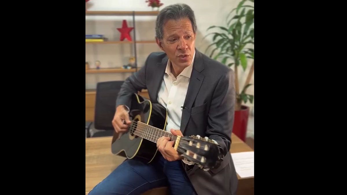 Fernando Haddad, el ministro de economía de Brasil, tocando la guitarra. El 