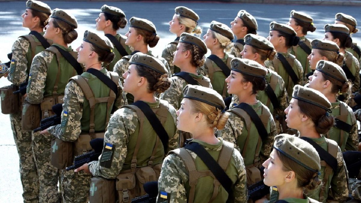 En los últimos meses el Ministerio de Defensa de Ucrania amplió el abanico de mujeres que podían registrarse en las milicias para un posible reclutamiento.