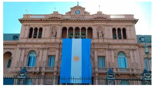 A cuatro días del traspaso, despliegan una inmensa bandera en el frente de la Casa Rosada por la unidad nacional