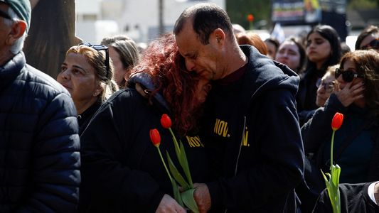 Israel de duelo: las desgarradoras postales del entierro de la familia Bibas