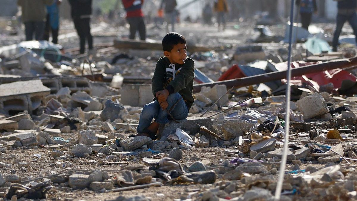 Un niño entre los escombros de la ciudad gazatí de Jan Yunis. (Foto: Gentileza Asharq Al Awsat)