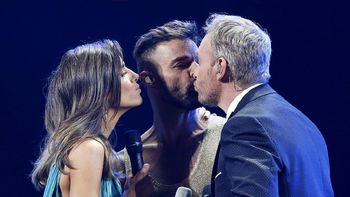 Ricky Martin abrió el Festival de Viña del Mar y le dio un piquito al conductor