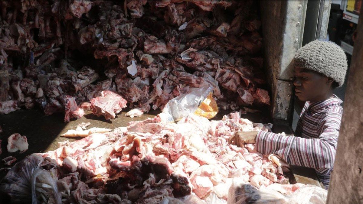 Un niño revisa los restos de hueso con carne vacuna, para llevar algo de comida a su hogar (Foto: EXTRA)